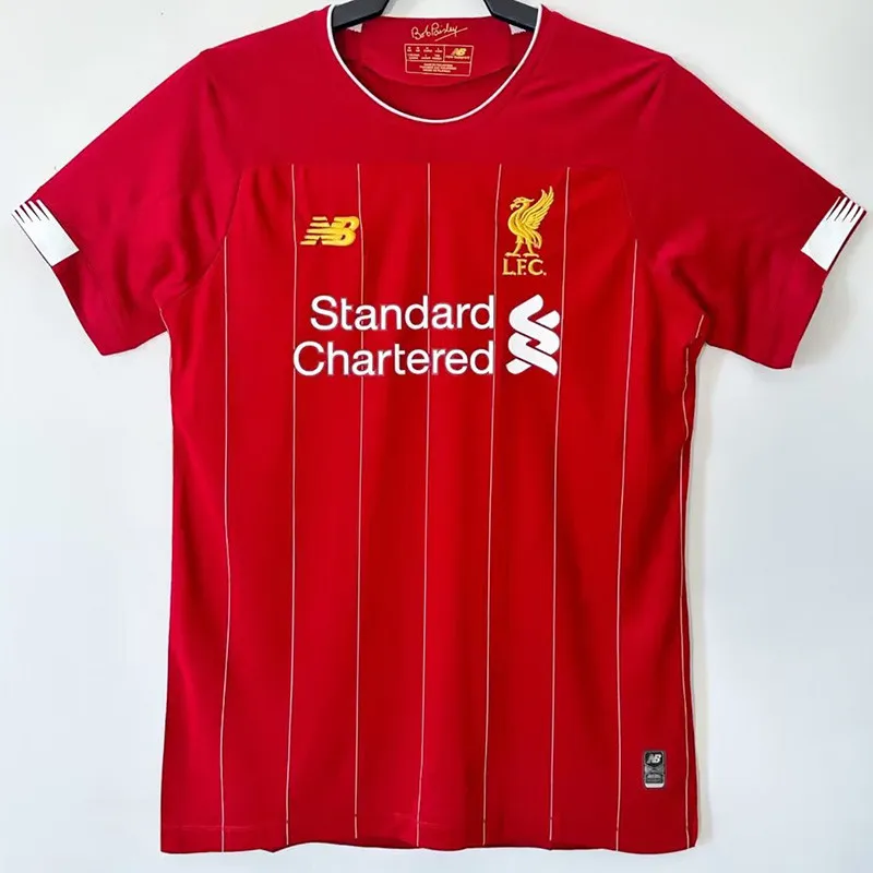 Camiseta de Fútbol del Liverpool 2019-2020 Retro. diseñada con una estética que combina tradición y modernidad.
