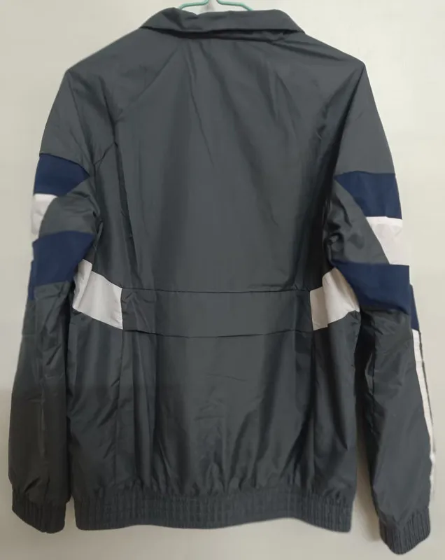 La Chaqueta del Real Madrid: Estilo y Comodidad