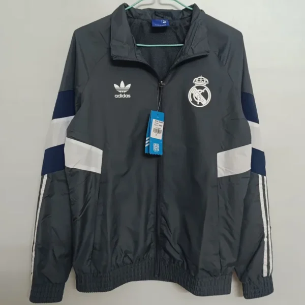 La Chaqueta del Real Madrid: Estilo y Comodidad