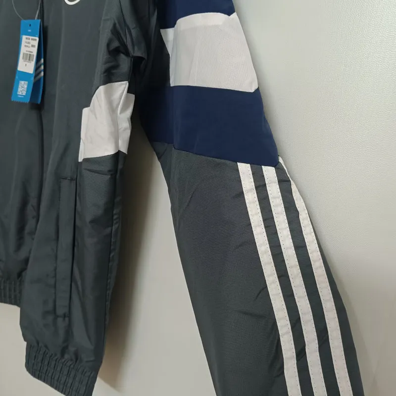 La Chaqueta del Real Madrid: Estilo y Comodidad